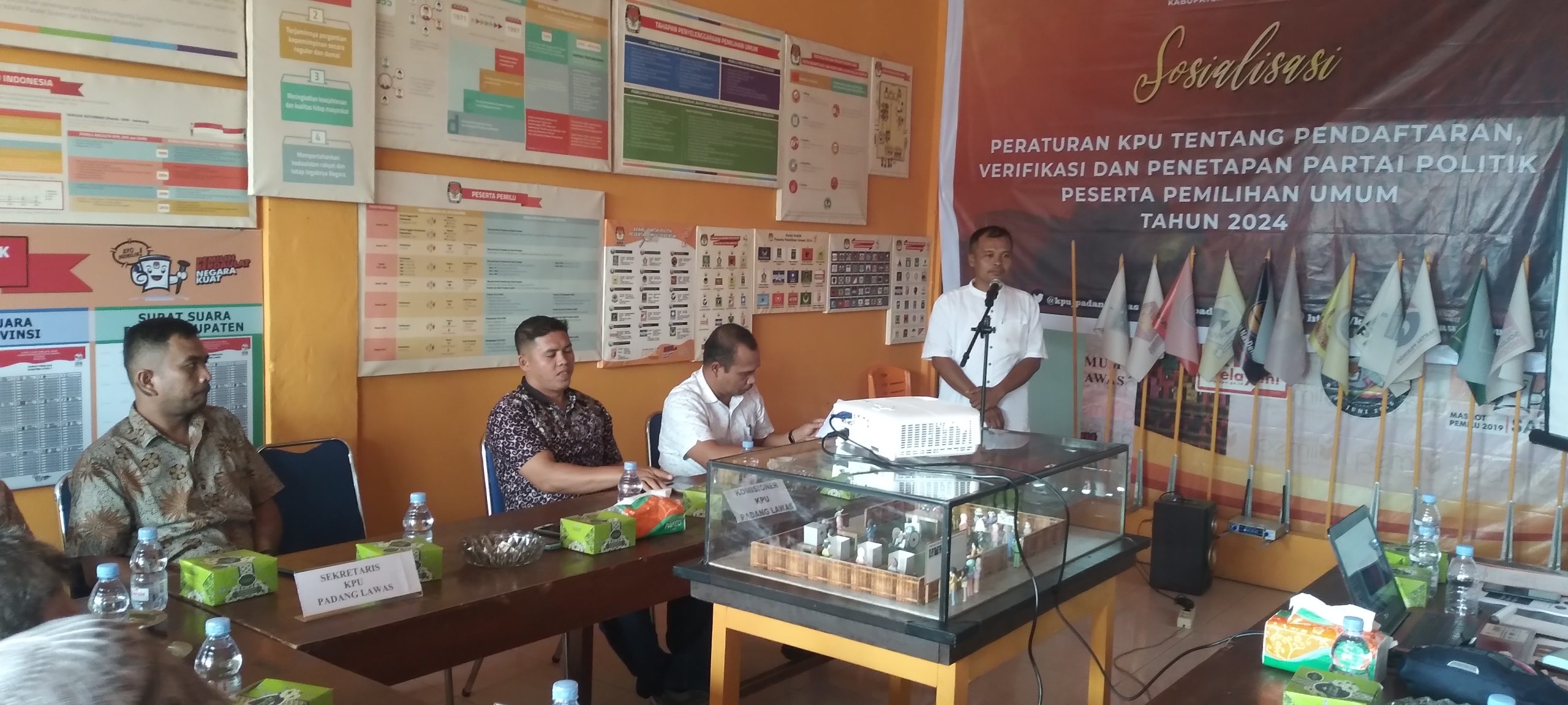 Ketua KPU Palas , Indra Syahbana Nasution,SH.MH membuka sosialisasikan peraturan pendaftaran dan verifikasi kepada Parpol