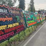 Jejeran papan bunga berisi ucapan HUT Bhayangkara dari sejumlah instansi menghiasi Komplek Kantor DPRD dan Mapolres Sergai.