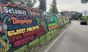 Jejeran papan bunga berisi ucapan HUT Bhayangkara dari sejumlah instansi menghiasi Komplek Kantor DPRD dan Mapolres Sergai.
