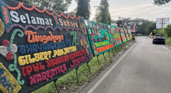 Jejeran papan bunga berisi ucapan HUT Bhayangkara dari sejumlah instansi menghiasi Komplek Kantor DPRD dan Mapolres Sergai.