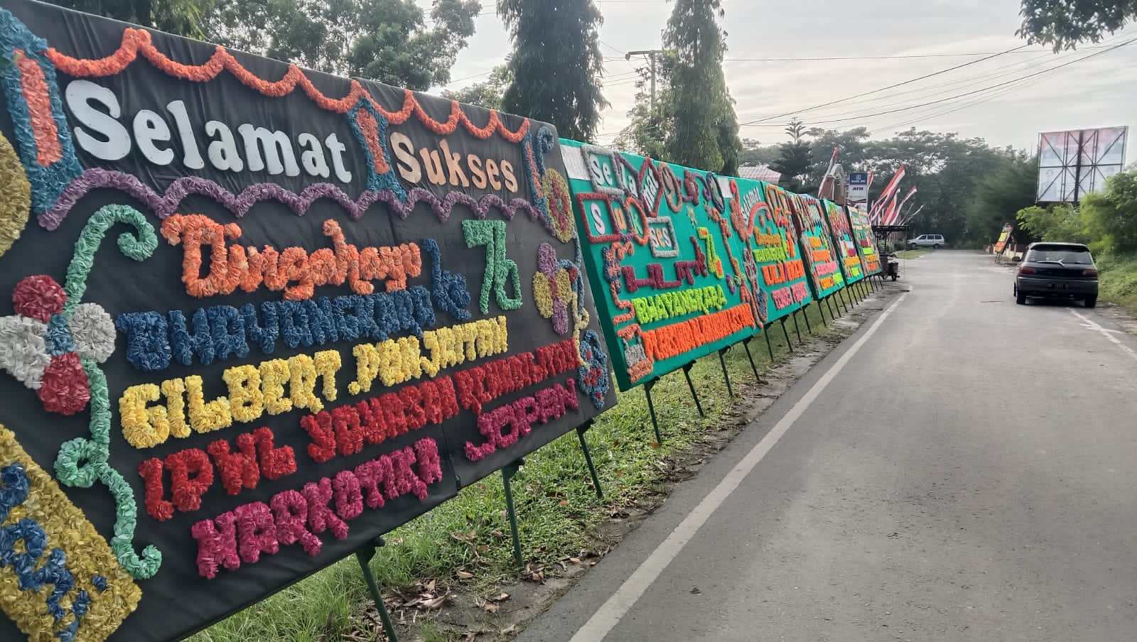 Jejeran papan bunga berisi ucapan HUT Bhayangkara dari sejumlah instansi menghiasi Komplek Kantor DPRD dan Mapolres Sergai.