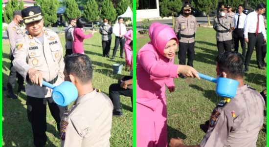 Kapolres Sergai AKBP Ali Machfud berserta istri melakukan prosesi guyuran air bunga pada upacara Korps Raport kepada 27 personil.