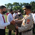 Kapolres Sergai AKBP Ali Machfud (kanan) memberikan reward kepada salah satu personil Unit Reskrim.
