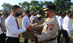 Kapolres Sergai AKBP Ali Machfud (kanan) memberikan reward kepada salah satu personil Unit Reskrim.
