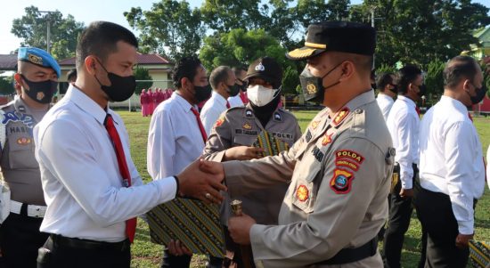 Kapolres Sergai AKBP Ali Machfud (kanan) memberikan reward kepada salah satu personil Unit Reskrim.