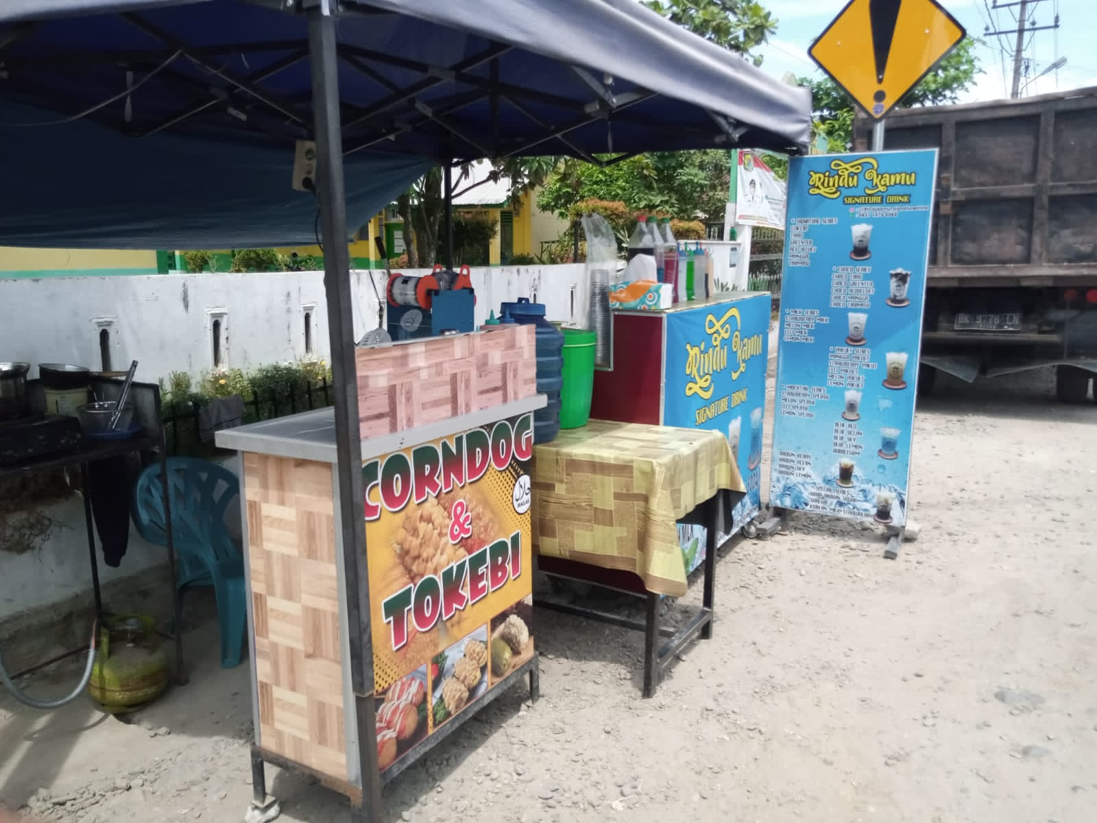 Lapak Es Boba milik Gunawan PKL yang berjualan didepan salah satu sekolah dasar.