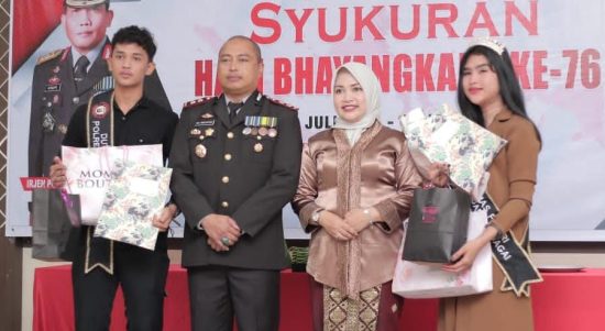 Kapolres Sergai AKBP Ali Machfud beserta istri bersama dengan Duta Humas Putera/i Polres Serdang Bedagai.