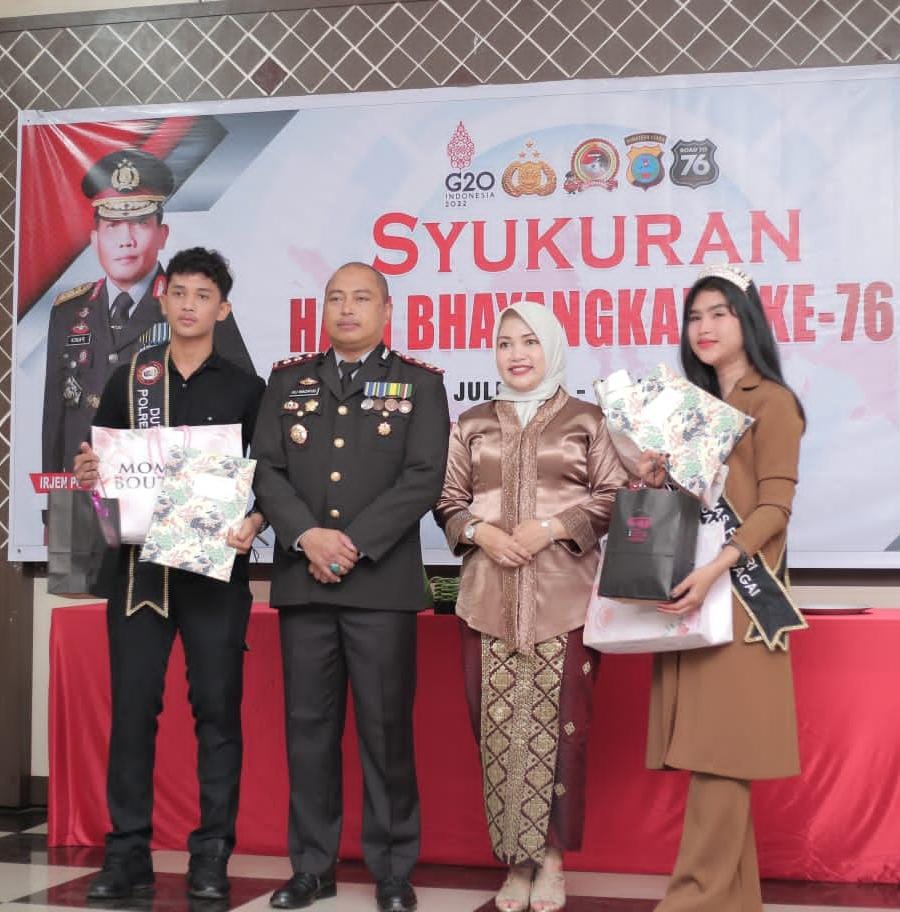 Kapolres Sergai AKBP Ali Machfud beserta istri bersama dengan Duta Humas Putera/i Polres Serdang Bedagai.