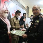 MomKiee menerima penghargaan dari Kapolres Sergai AKBP Dr Ali Machfud dalam lomba tik tok yang diselenggarakan Seksi Humas Polres.