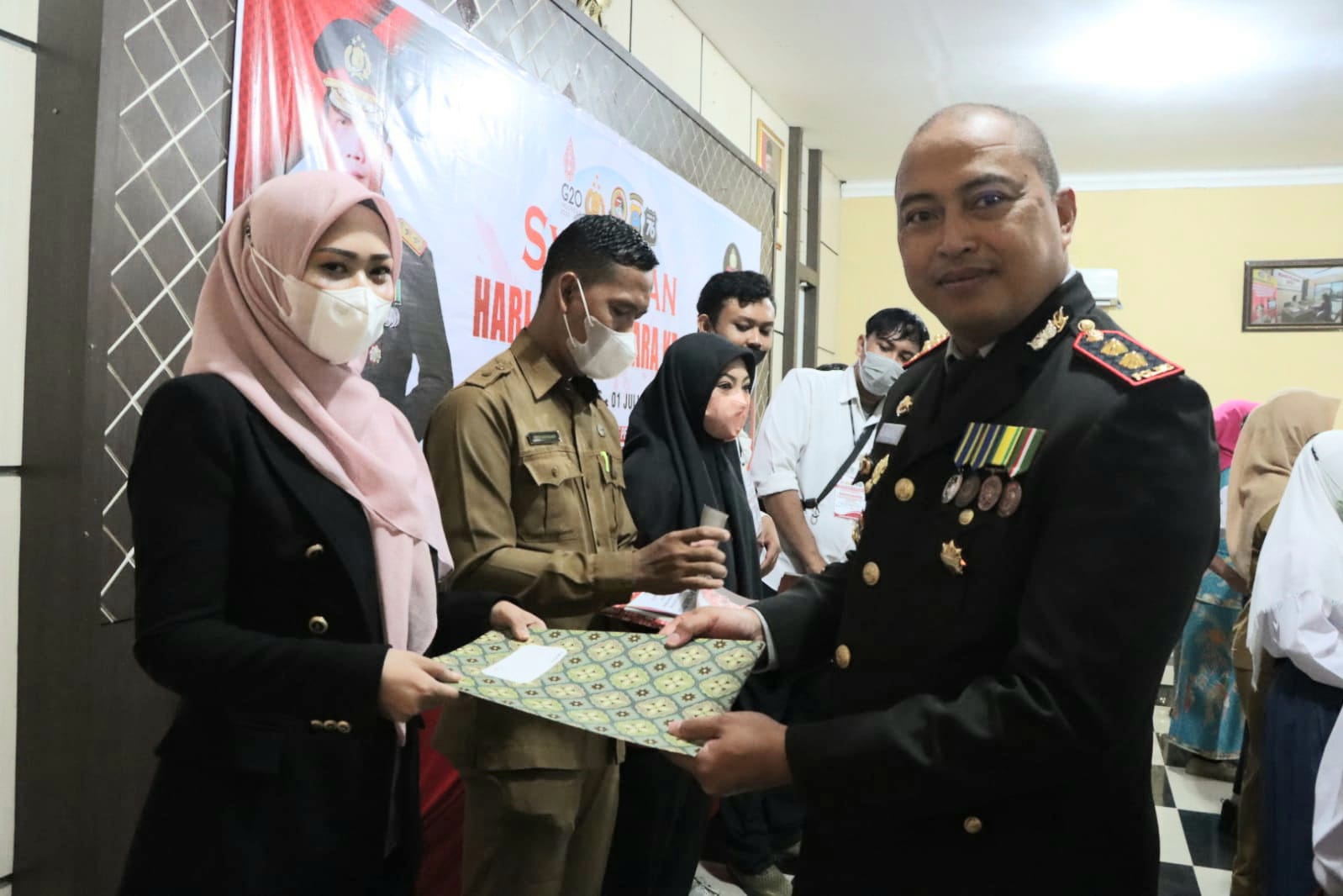 MomKiee menerima penghargaan dari Kapolres Sergai AKBP Dr Ali Machfud dalam lomba tik tok yang diselenggarakan Seksi Humas Polres.