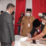 Bupati Paluta Andar Amin Harahap SSTP MSi saat melantik Sekdakab Paluta Patuan Rahmat Syukur P Hasibuan SSTP MSi di Aula kantor Bupati Paluta, Senin (11/07)