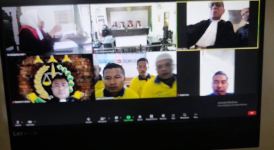 PN Madina yang kembali menggelar sidang kasus pemukulan dan pengeroyokan wartawan dengan agenda mendengarkan keterangan saksi yang meringankan yang dihadirkan kuasa hukum terdakwa, Jum'at (15/07/2022) sore. (TIM)