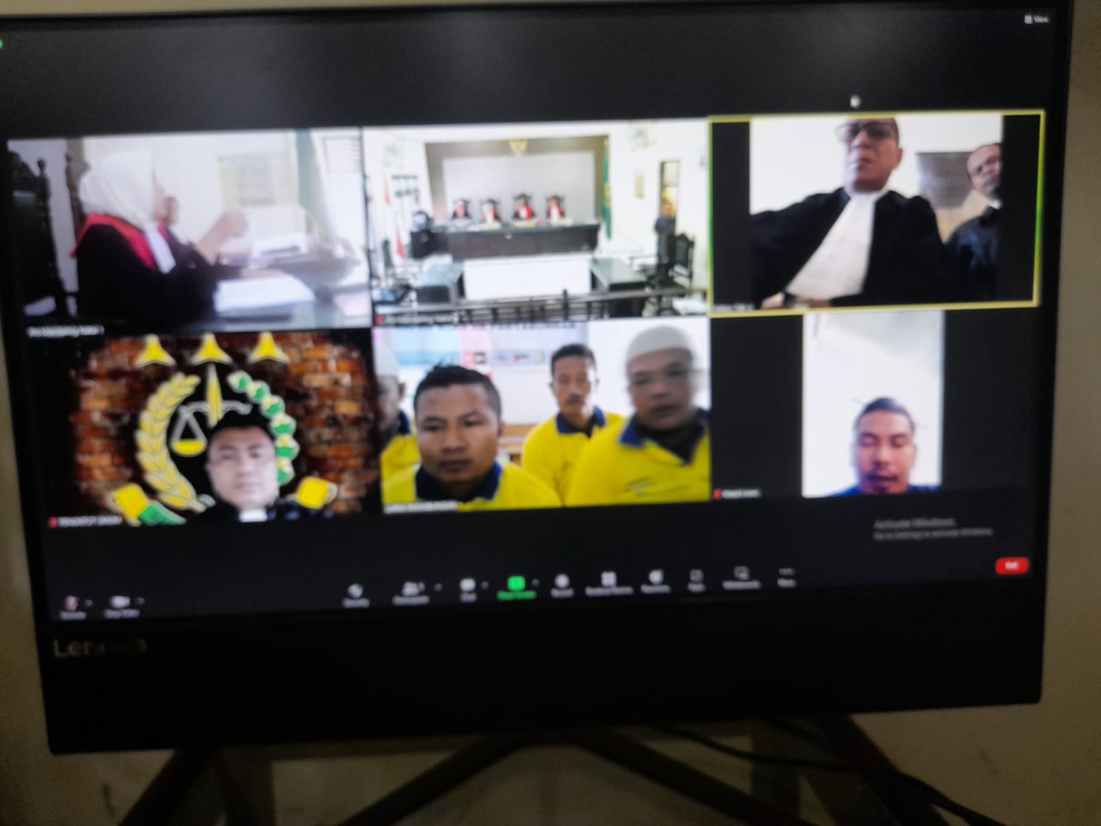 PN Madina yang kembali menggelar sidang kasus pemukulan dan pengeroyokan wartawan dengan agenda mendengarkan keterangan saksi yang meringankan yang dihadirkan kuasa hukum terdakwa, Jum'at (15/07/2022) sore. (TIM)