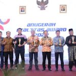 Para penerima Realitas Award 2022 foto bersama pendiri dan pimpinan Harian Realitas, Jumat malam (15/7/2022). (realitasonline.id/Iin Prasetyo)