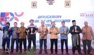 Para penerima Realitas Award 2022 foto bersama pendiri dan pimpinan Harian Realitas, Jumat malam (15/7/2022). (realitasonline.id/Iin Prasetyo)