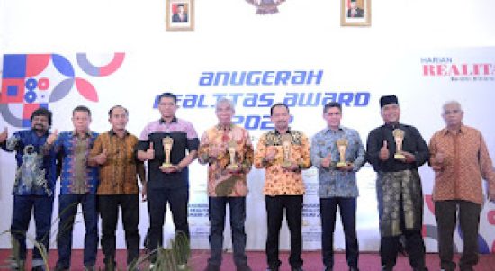Para penerima Realitas Award 2022 foto bersama pendiri dan pimpinan Harian Realitas, Jumat malam (15/7/2022). (realitasonline.id/Iin Prasetyo)