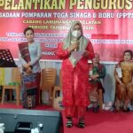 Hj Darni Edimin Siregar menyampaikan kata sambutan