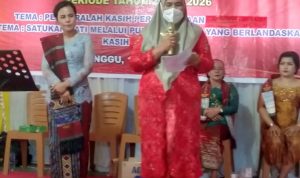 Hj Darni Edimin Siregar menyampaikan kata sambutan