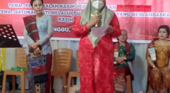 Hj Darni Edimin Siregar menyampaikan kata sambutan