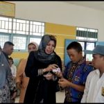 Kadis Dukcapil Provsu menyerahkan KTP el dan KIA Secara langsung kepada penyandang disabilitas di SLB Madina.