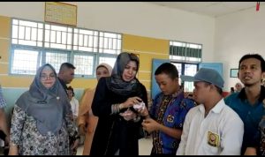 Kadis Dukcapil Provsu menyerahkan KTP el dan KIA Secara langsung kepada penyandang disabilitas di SLB Madina.