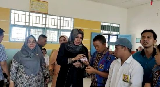 Kadis Dukcapil Provsu menyerahkan KTP el dan KIA Secara langsung kepada penyandang disabilitas di SLB Madina.