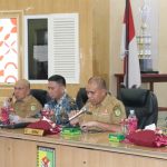 Sekdakab H. Faisal Hasrimy, AP, M.AP, (dua dari kanan) membacakan sambutan Bupati Sergai dalam acara Sosialisasi Pasar Modal Oleh Otoritas Jasa Keuangan (OJK) Kantor Regional V dan Bursa Efek Indonesia (BEI) Kantor Perwakilan Sumut kepada ASN.