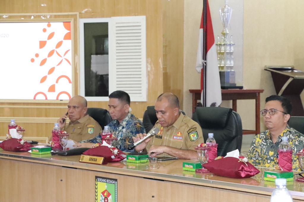Sekdakab H. Faisal Hasrimy, AP, M.AP, (dua dari kanan) membacakan sambutan Bupati Sergai dalam acara Sosialisasi Pasar Modal Oleh Otoritas Jasa Keuangan (OJK) Kantor Regional V dan Bursa Efek Indonesia (BEI) Kantor Perwakilan Sumut kepada ASN.