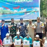 Bupati Sergai Darma Wijaya (paling tengah) bersama Danlantamal l Belawan, Laksamana Pertama TNI Johanes Djanarko Wibowo diabadikan saat penanaman mangrove nasional di Desa Bagan Kuala, Kecamatan Tanjung Beringin, Kabupaten Sergai, Selasa (26/7/2022).