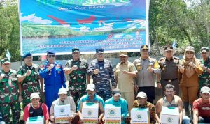 Bupati Sergai Darma Wijaya (paling tengah) bersama Danlantamal l Belawan, Laksamana Pertama TNI Johanes Djanarko Wibowo diabadikan saat penanaman mangrove nasional di Desa Bagan Kuala, Kecamatan Tanjung Beringin, Kabupaten Sergai, Selasa (26/7/2022).