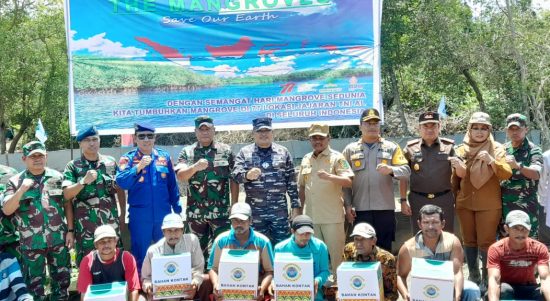 Bupati Sergai Darma Wijaya (paling tengah) bersama Danlantamal l Belawan, Laksamana Pertama TNI Johanes Djanarko Wibowo diabadikan saat penanaman mangrove nasional di Desa Bagan Kuala, Kecamatan Tanjung Beringin, Kabupaten Sergai, Selasa (26/7/2022).