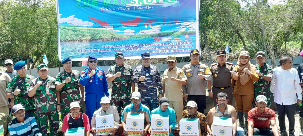 Bupati Sergai Darma Wijaya (paling tengah) bersama Danlantamal l Belawan, Laksamana Pertama TNI Johanes Djanarko Wibowo diabadikan saat penanaman mangrove nasional di Desa Bagan Kuala, Kecamatan Tanjung Beringin, Kabupaten Sergai, Selasa (26/7/2022).