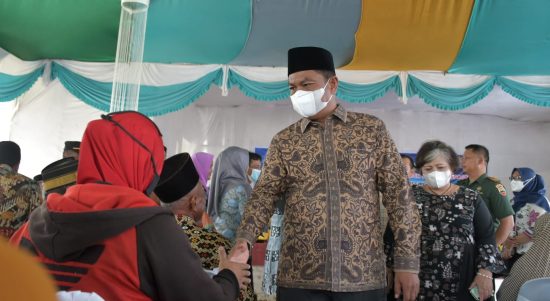 Bupati Sergai Darma Wijaya saat menghadiri silaturahmi dengan ratusan bilal mayit dan guru mengaji se Kecamatan Tanjung Beringin dan Teluk Mengkudu.