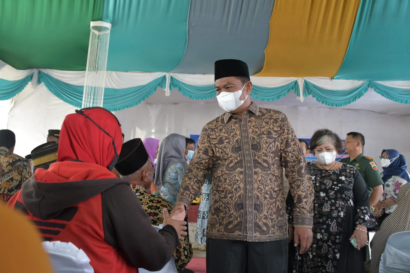 Bupati Sergai Darma Wijaya saat menghadiri silaturahmi dengan ratusan bilal mayit dan guru mengaji se Kecamatan Tanjung Beringin dan Teluk Mengkudu.
