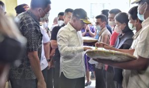 Gubernur Sumatera Utara (Sumur) Edy Rahmayadi bersama Ketua Tim Penggerak Pemberdayaan dan Kesejahteraan Keluarga (TP PKK) Provinsi Sumut Nawal Lubis melaksanakan kunjungan kerja di Zona Dataran Tinggi di Kabupaten Dairi, Kamis (21/7/2022). Kunjungan kerja tersebut bertemu dengan Kepala Desa, Camat dan Organisasi Pimpinan Daerah (OPD) Pemerintah Kabupaten Dairi dan dilaksanakan di Gedung Olahraga Sidikalang, Jalan Olahraga Sidikalang, Kabupaten Dairi.