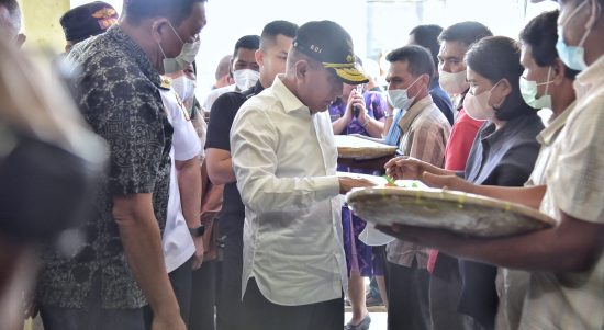 Gubernur Sumatera Utara (Sumur) Edy Rahmayadi bersama Ketua Tim Penggerak Pemberdayaan dan Kesejahteraan Keluarga (TP PKK) Provinsi Sumut Nawal Lubis melaksanakan kunjungan kerja di Zona Dataran Tinggi di Kabupaten Dairi, Kamis (21/7/2022). Kunjungan kerja tersebut bertemu dengan Kepala Desa, Camat dan Organisasi Pimpinan Daerah (OPD) Pemerintah Kabupaten Dairi dan dilaksanakan di Gedung Olahraga Sidikalang, Jalan Olahraga Sidikalang, Kabupaten Dairi.