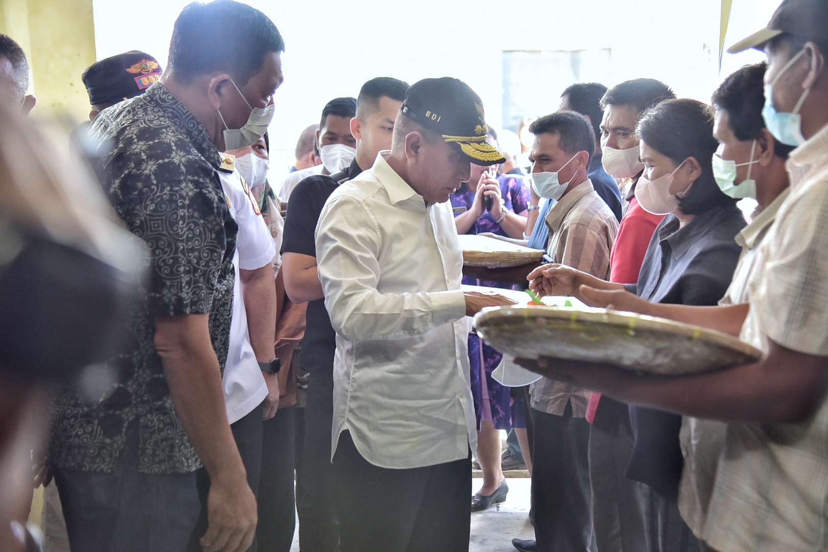 Gubernur Sumatera Utara (Sumur) Edy Rahmayadi bersama Ketua Tim Penggerak Pemberdayaan dan Kesejahteraan Keluarga (TP PKK) Provinsi Sumut Nawal Lubis melaksanakan kunjungan kerja di Zona Dataran Tinggi di Kabupaten Dairi, Kamis (21/7/2022). Kunjungan kerja tersebut bertemu dengan Kepala Desa, Camat dan Organisasi Pimpinan Daerah (OPD) Pemerintah Kabupaten Dairi dan dilaksanakan di Gedung Olahraga Sidikalang, Jalan Olahraga Sidikalang, Kabupaten Dairi.