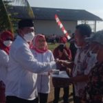 Manager PTPN IV Sosa, Sutres SP, menyerahkan piagam penghargaan Yubilaris kepada Karyawan dan Karyawati yang telah mengabdi di perusahaan