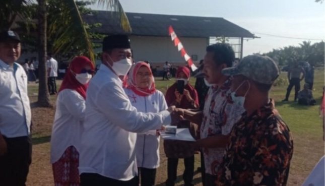 Manager PTPN IV Sosa, Sutres SP, menyerahkan piagam penghargaan Yubilaris kepada Karyawan dan Karyawati yang telah mengabdi di perusahaan