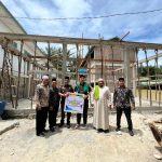 Kepala Kejaksaan Negeri Kabupaten Padang Lawas Utara Hartam Edyanto,SH.,M.Hum menyerahkan secara simbolis bantuan material diterima Pimpinan Pondok Pesantren Islamiyah Gunung Raya H.Amir Mahmud Hasibuan,S.Ag .