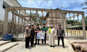 Kepala Kejaksaan Negeri Kabupaten Padang Lawas Utara Hartam Edyanto,SH.,M.Hum menyerahkan secara simbolis bantuan material diterima Pimpinan Pondok Pesantren Islamiyah Gunung Raya H.Amir Mahmud Hasibuan,S.Ag .