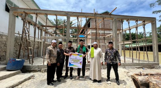 Kepala Kejaksaan Negeri Kabupaten Padang Lawas Utara Hartam Edyanto,SH.,M.Hum menyerahkan secara simbolis bantuan material diterima Pimpinan Pondok Pesantren Islamiyah Gunung Raya H.Amir Mahmud Hasibuan,S.Ag .