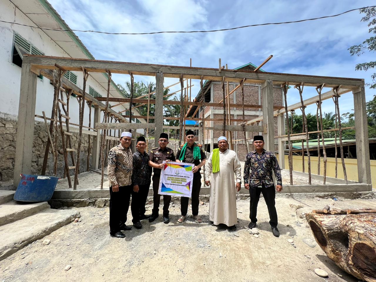 Kepala Kejaksaan Negeri Kabupaten Padang Lawas Utara Hartam Edyanto,SH.,M.Hum menyerahkan secara simbolis bantuan material diterima Pimpinan Pondok Pesantren Islamiyah Gunung Raya H.Amir Mahmud Hasibuan,S.Ag .