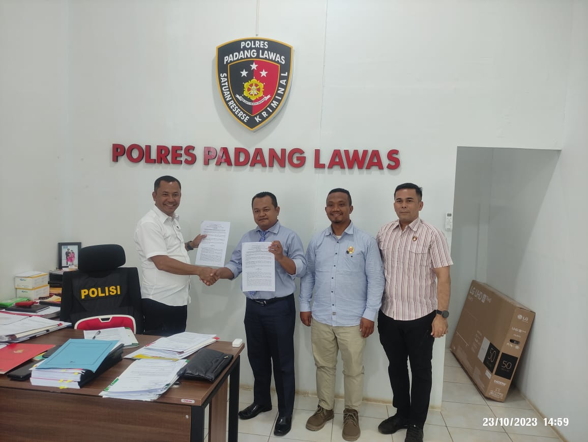 Kasat Reskrim AKP Hitler Hutagalung SH,.MH (kiri kemeja putih) didampingi KBO Iptu Ahmad Bani S,SH (paling kanan) dan Ihwan Paisal Siregar, SH,.MH (tengah kiri) didampingi Wahid Sarmadan Siregar SH (tengah kanan)